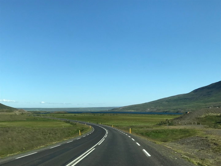 アイスランドの道路とエルフ